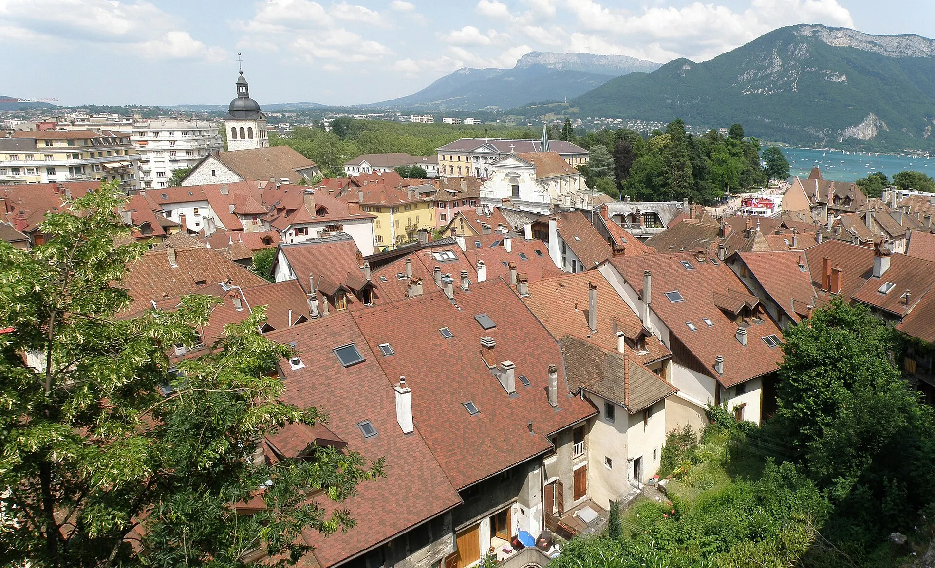 Vue réelle des toits de la vieille ville d'Annecy, du lac et des montagnes