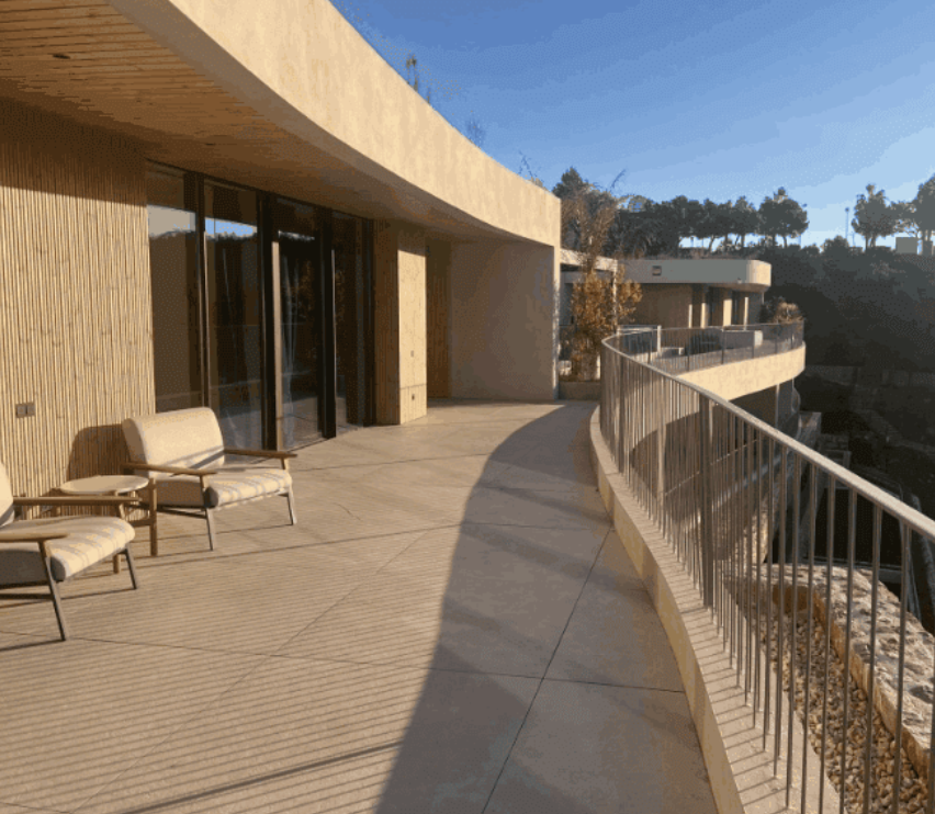 Villa avec terrasse panoramique et vue dégagée, gérée en location courte durée avec Loomky