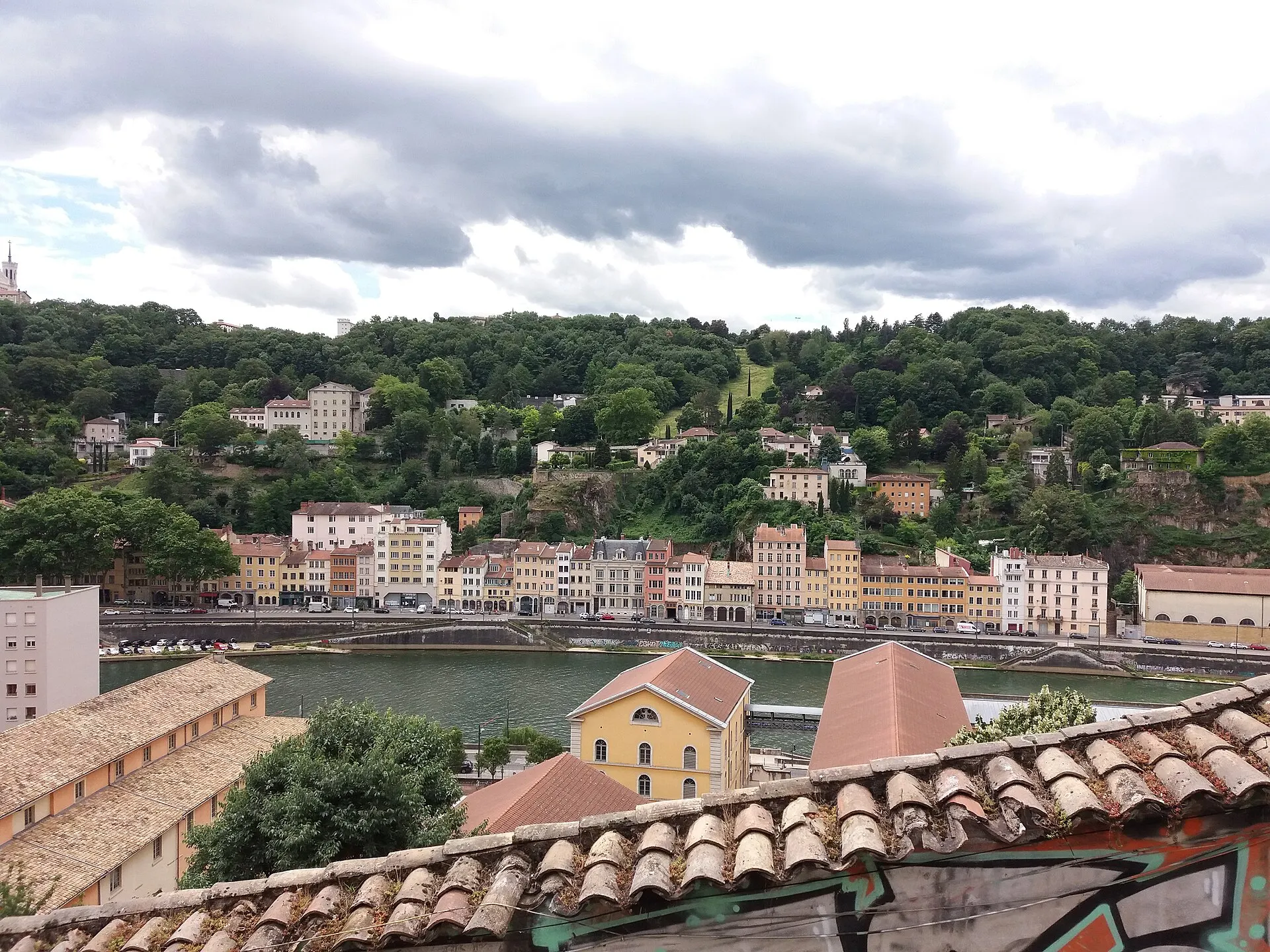 Vue réelle des quais de Saône et de la colline de Fourvière à Lyon