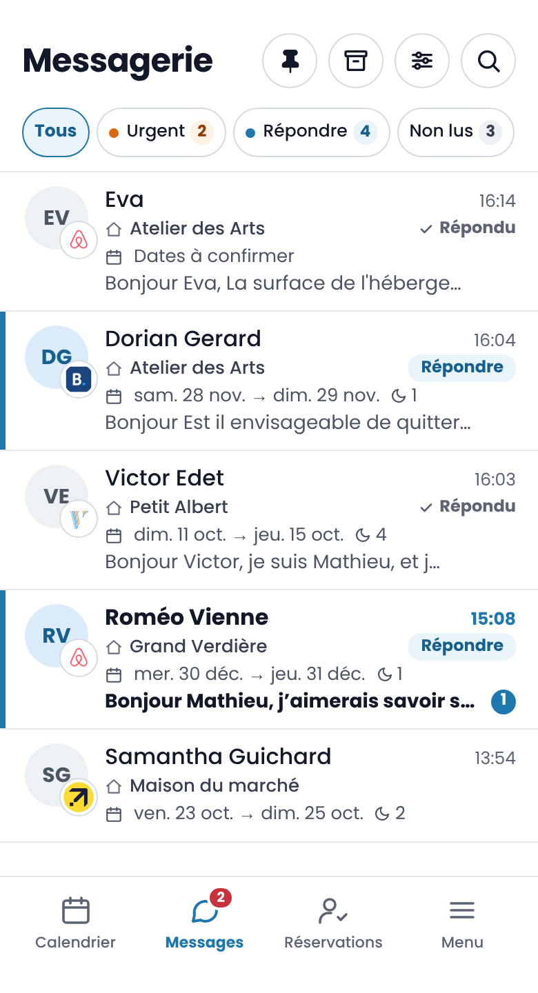 Toutes vos conversations voyageurs dans une seule messagerie Messagerie Loomky sur mobile : conversations Airbnb, Booking.com, Vrbo et Expedia réunies dans une seule liste, avec statuts Répondre et Répondu