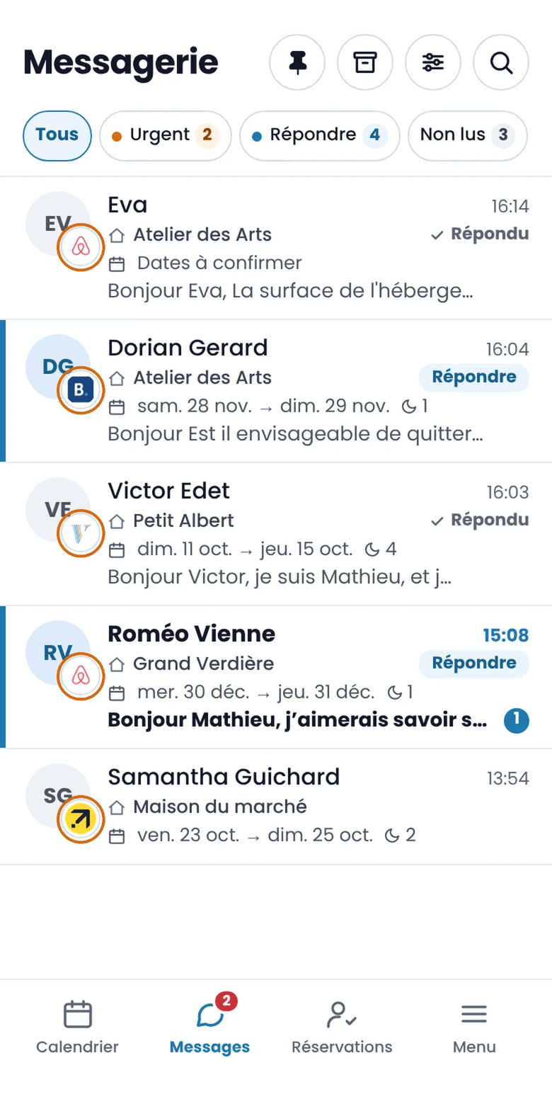 Voyez d’où le voyageur vous écrit, sans ouvrir la conversation. Messagerie Loomky : une pastille sur chaque conversation indique si le voyageur écrit depuis Airbnb, Booking.com, Vrbo ou Expedia